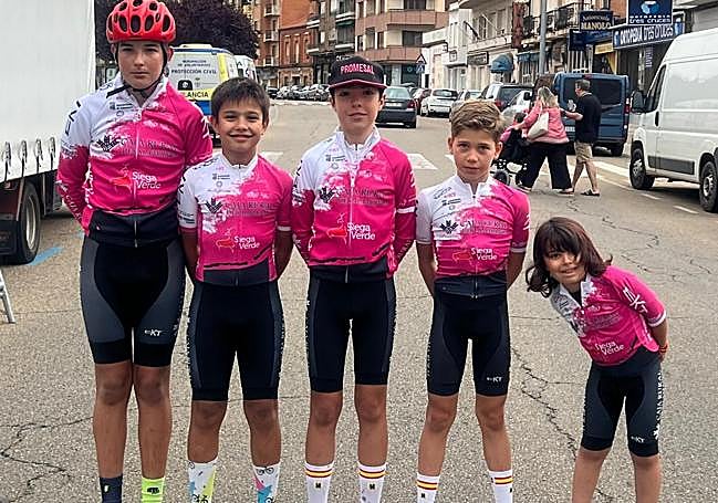 Corredores del equipo de escuelas del Club Ciclista Promesal, en Benavente.