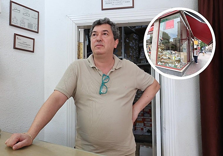 Teodoro Jiménez, en la zapatería Gran Vía de Salamanca; en el círculo, el escaparate del local.