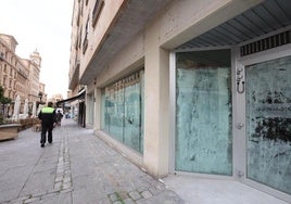 Imagen de un comercio cerrado en la calle Zamora.