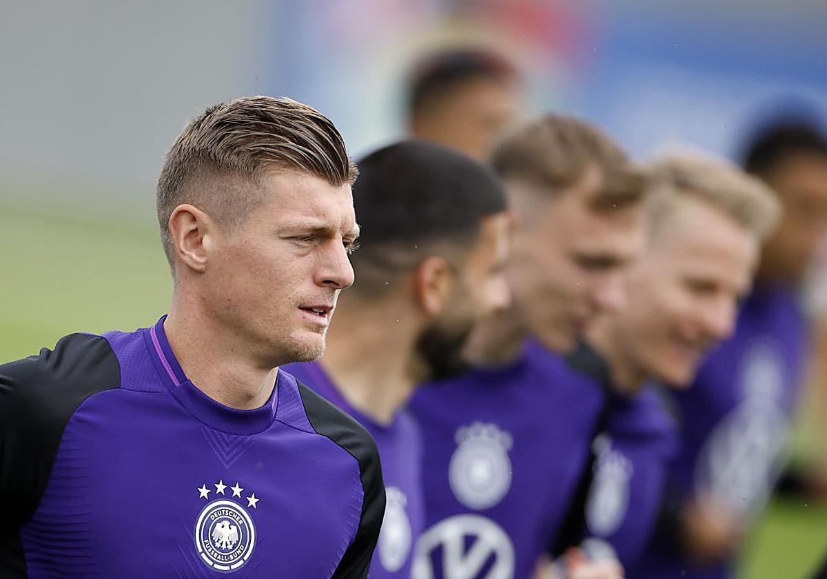 El jugador Toni Kroos durante un entrenamiento de la selección de Alemania.