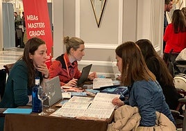 Fotografía de mujeres hablando durante la FEIP.