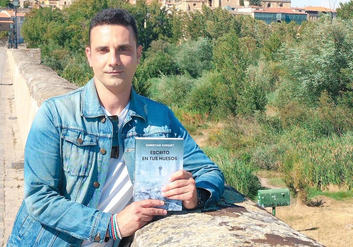 El escritor salmantino con su nuevo libro
