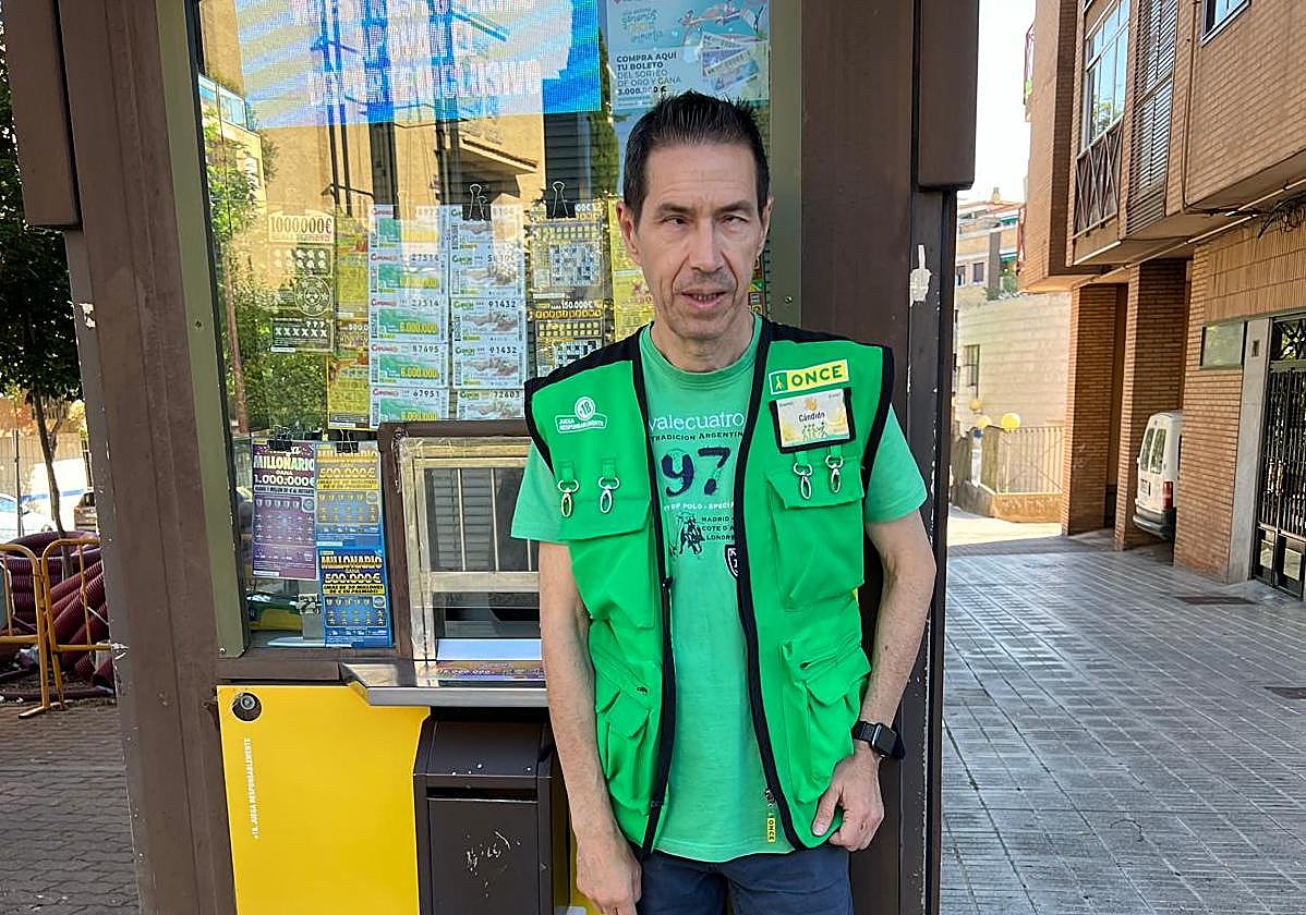 Cándido, junto a su quiosco.