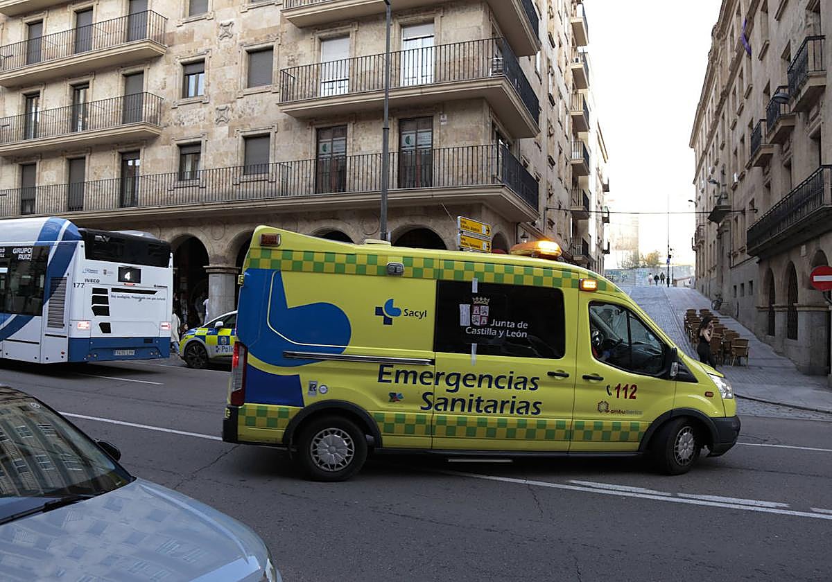 Foto de archivo de una ambulancia en Gran Vía
