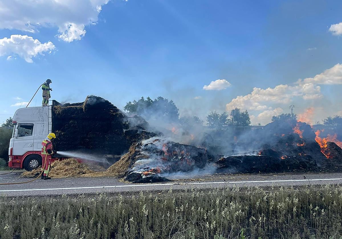 Imagen del camión incendiado.