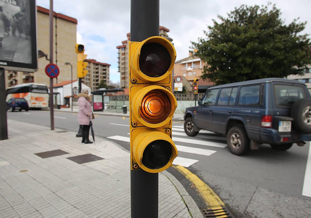 Un semáforo en ámbar en una imagen de archivo.