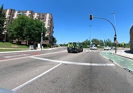 Semáforo «pelicano» en la entrada a la glorieta Leonardo Da Vinci.