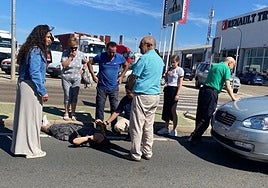 Personas socorriendo a la mujer, víctima del accidente.