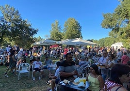 Cientos de personas pasaron por la IV Feria de Comercio de Santa Marta de Tormes.