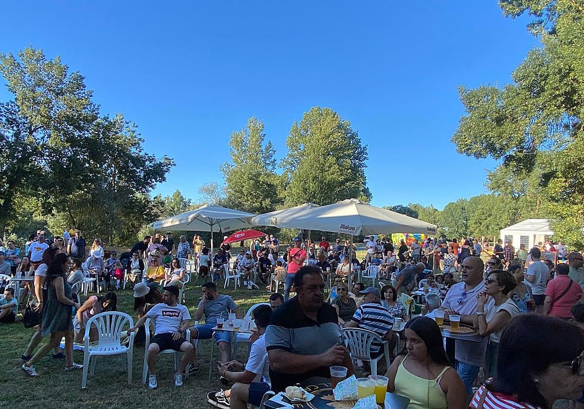 Cientos de personas pasaron por la IV Feria de Comercio de Santa Marta de Tormes.