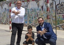 El alcalde de Mataró, David Bote (derecha), y su regidor José Antonio Ricis, con el pequeño Hatim.