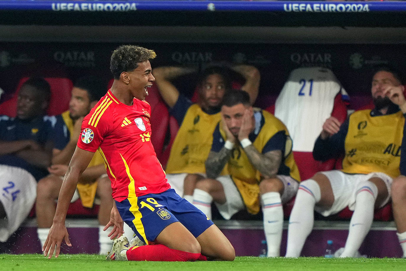 Lamine Yamal celebra el primer gol de España.