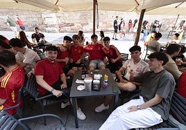 Salamanca se tiñe de rojo para animar a la Selección española