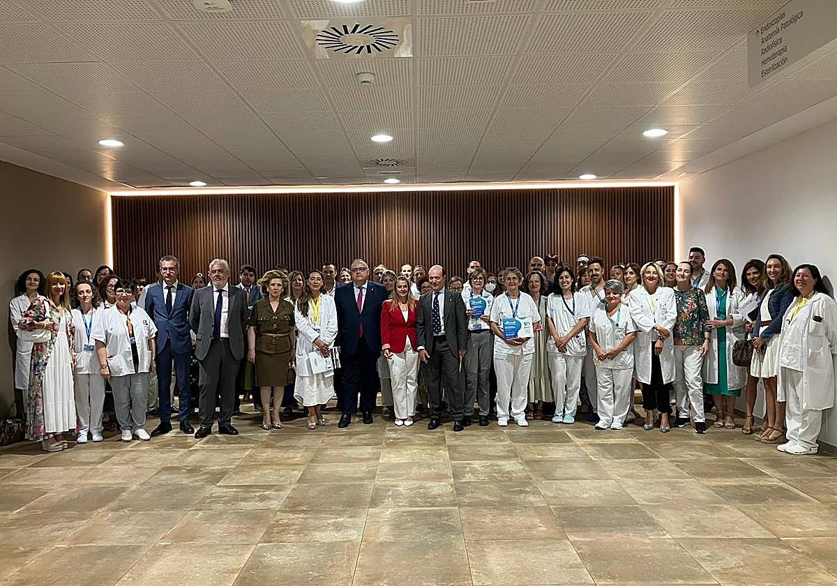 Entrega del accésit en los Premios Novartis-IESE al CAUSA con el Consejero de Sanidad de Castilla y León.