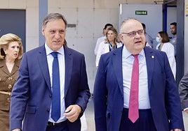 El alcalde de Salamanca, Carlos García Carbayo junto al consejero de Sanidad, Alejandro Vázquez