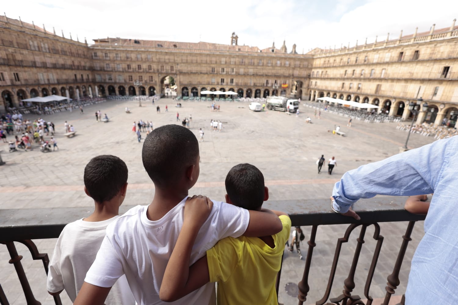 Carbayo recibe a los niños saharauis, en imágenes