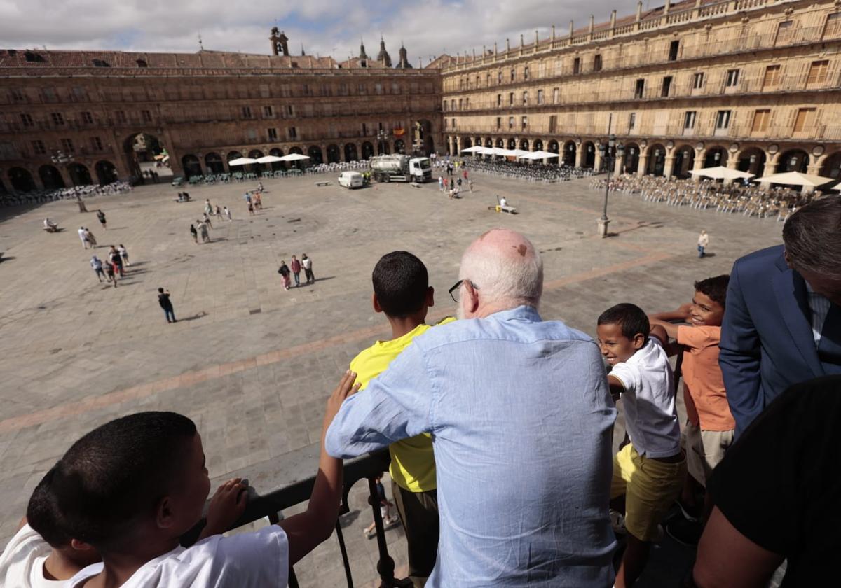 Carbayo recibe a los niños saharauis, en imágenes