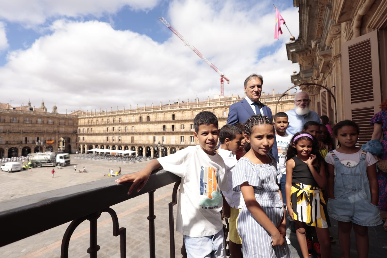 Carbayo recibe a los niños saharauis, en imágenes