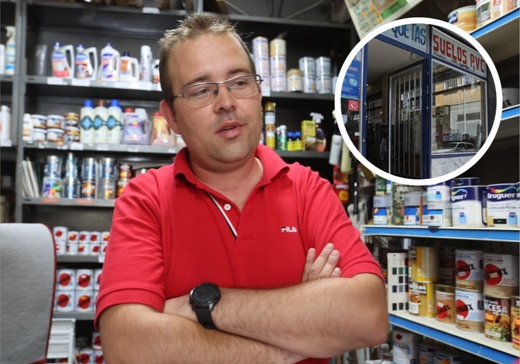 Javier, de Decoración Rachel. En el círculo, el establecimiento.