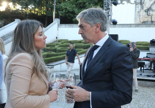Laura Vicente, con el secretario de Estado de Turismo de Portugal, Pedro Machado.