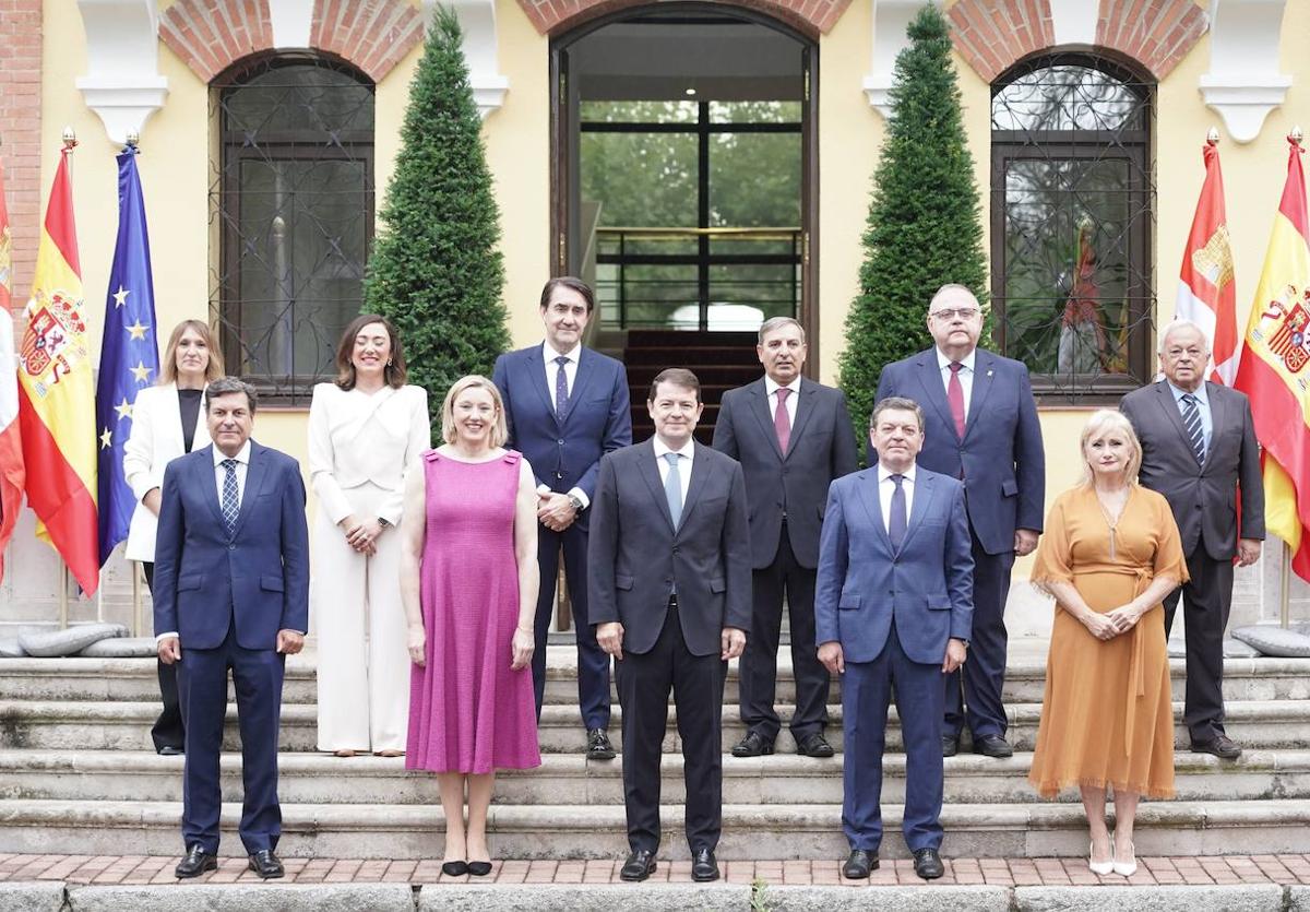 Alfonso Fernández Mañueco, en el centro, con el nuevo equipo gobierno regional.