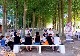 Participantes en uno de los talleres de bordados 'Al fresco', en una edición anterior.