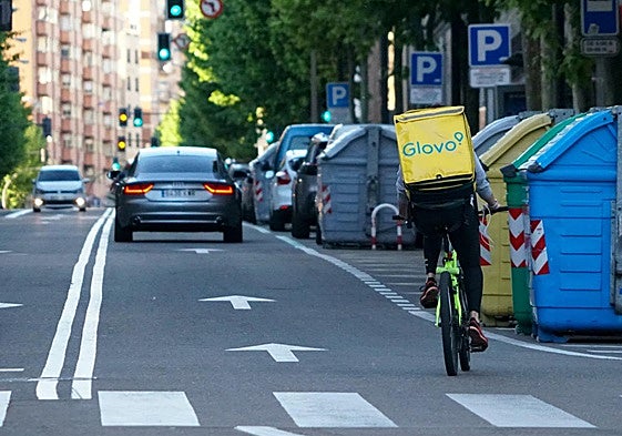 Foto de archivo de un repartidor de Glovo