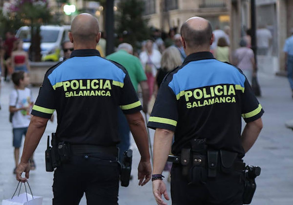 Dos policías locales, de ronda por céntricas calles de Salamanca.