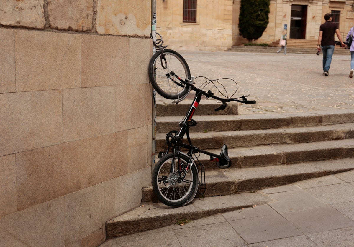 Una bici mal estacionada ante la falta alternativas por la retirada de aparcamientos.