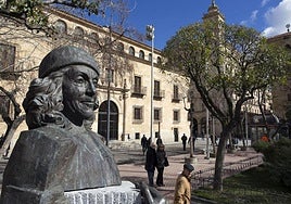 Escultura de Carmen Martín Gaite en la plaza de Los Bandos.