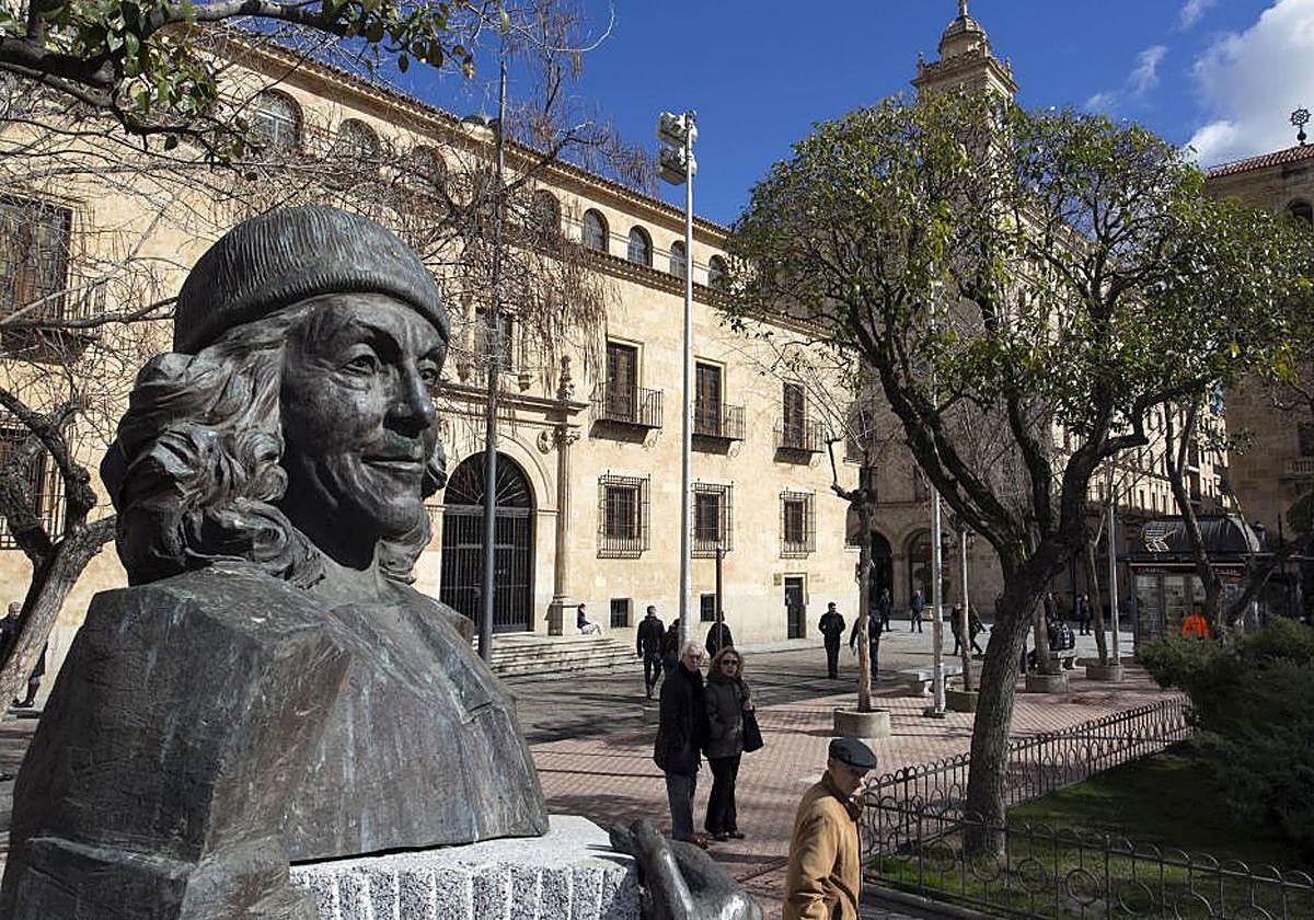 Escultura de Carmen Martín Gaite en la plaza de Los Bandos.