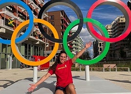 La jugadora zamorana del Aula Cultural, María Prieto O'Mullony, posa en los aros en París.