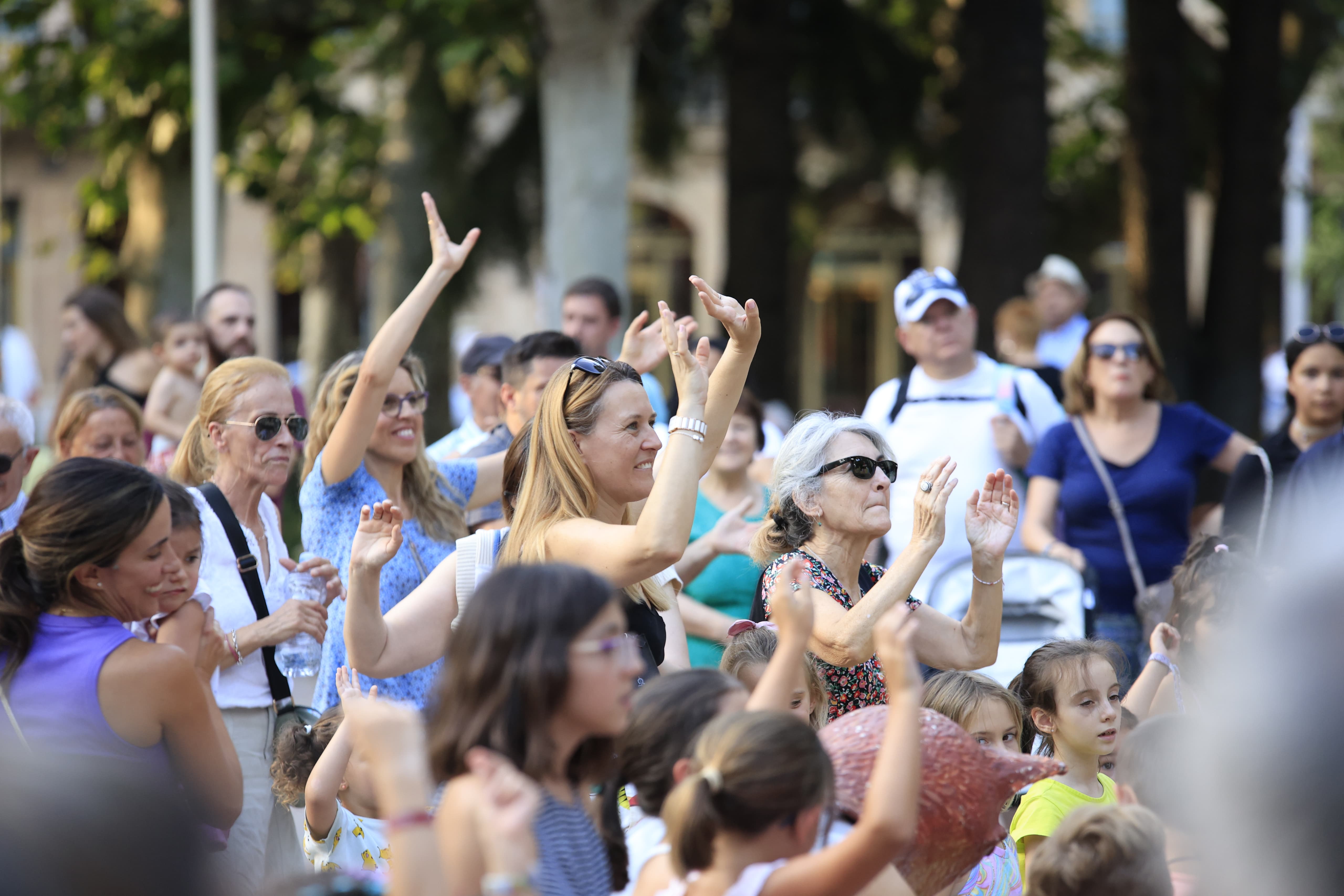 Mayores y pequeños disfrutan en La Alamedilla del Día del Abuelo