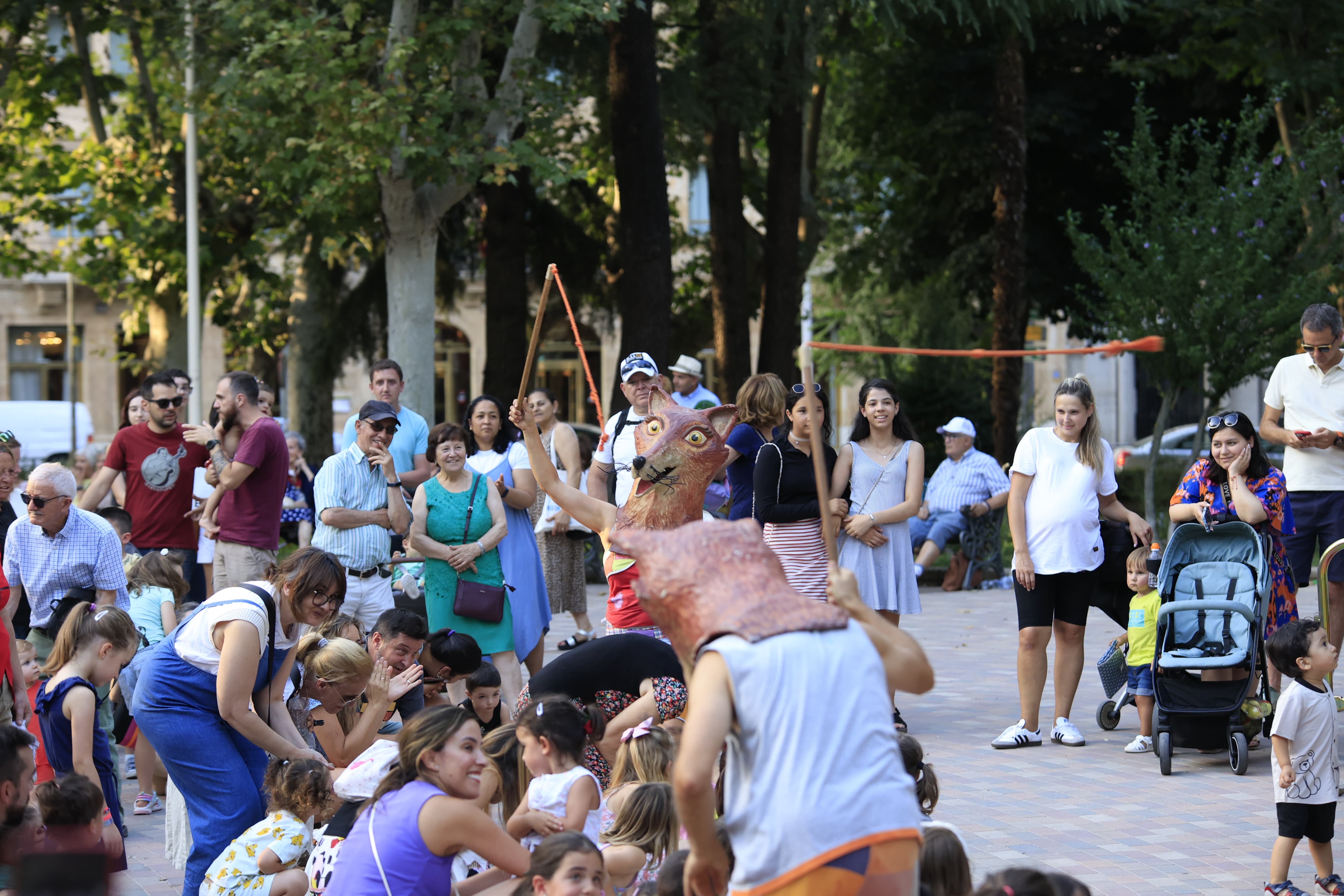Mayores y pequeños disfrutan en La Alamedilla del Día del Abuelo