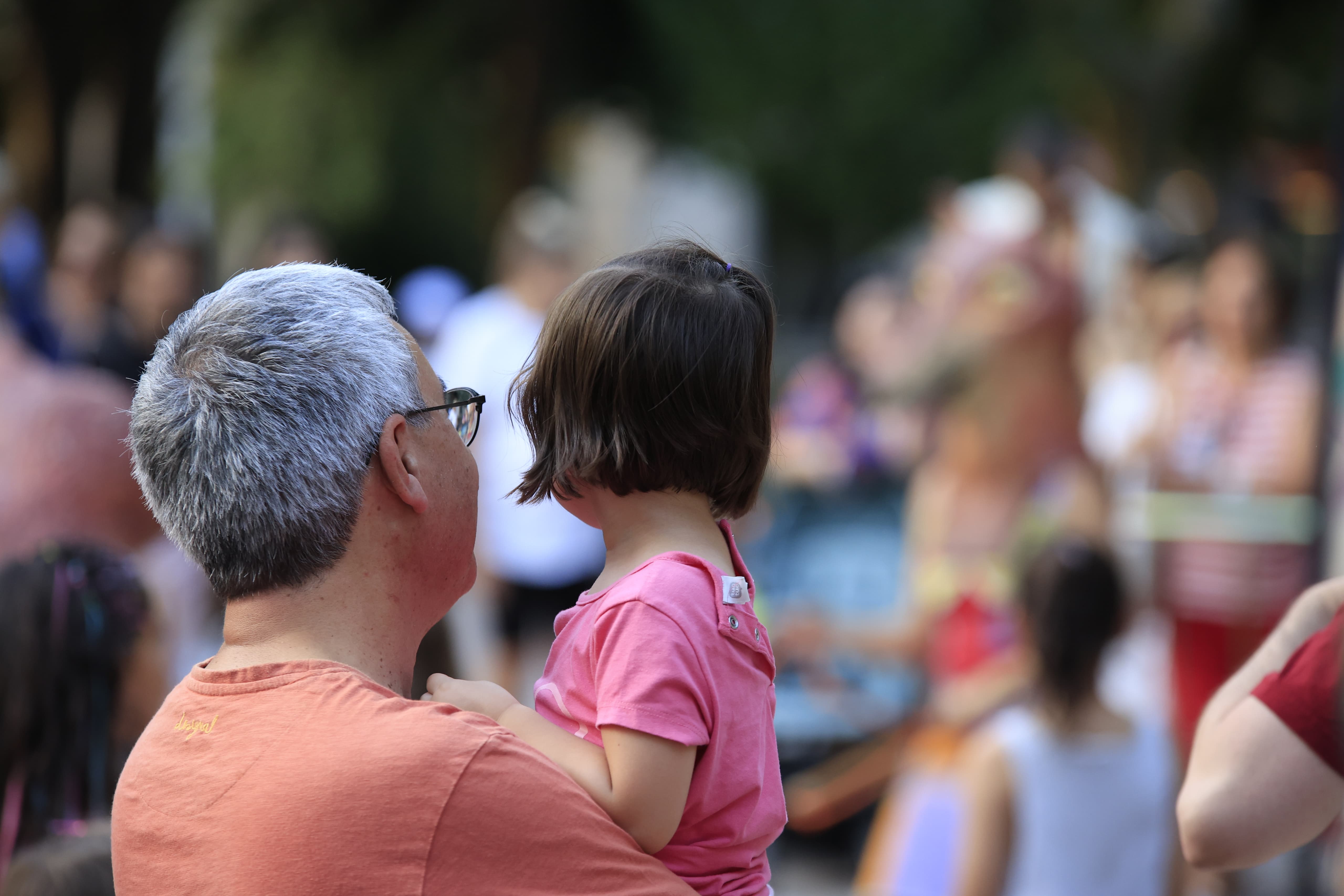 Mayores y pequeños disfrutan en La Alamedilla del Día del Abuelo