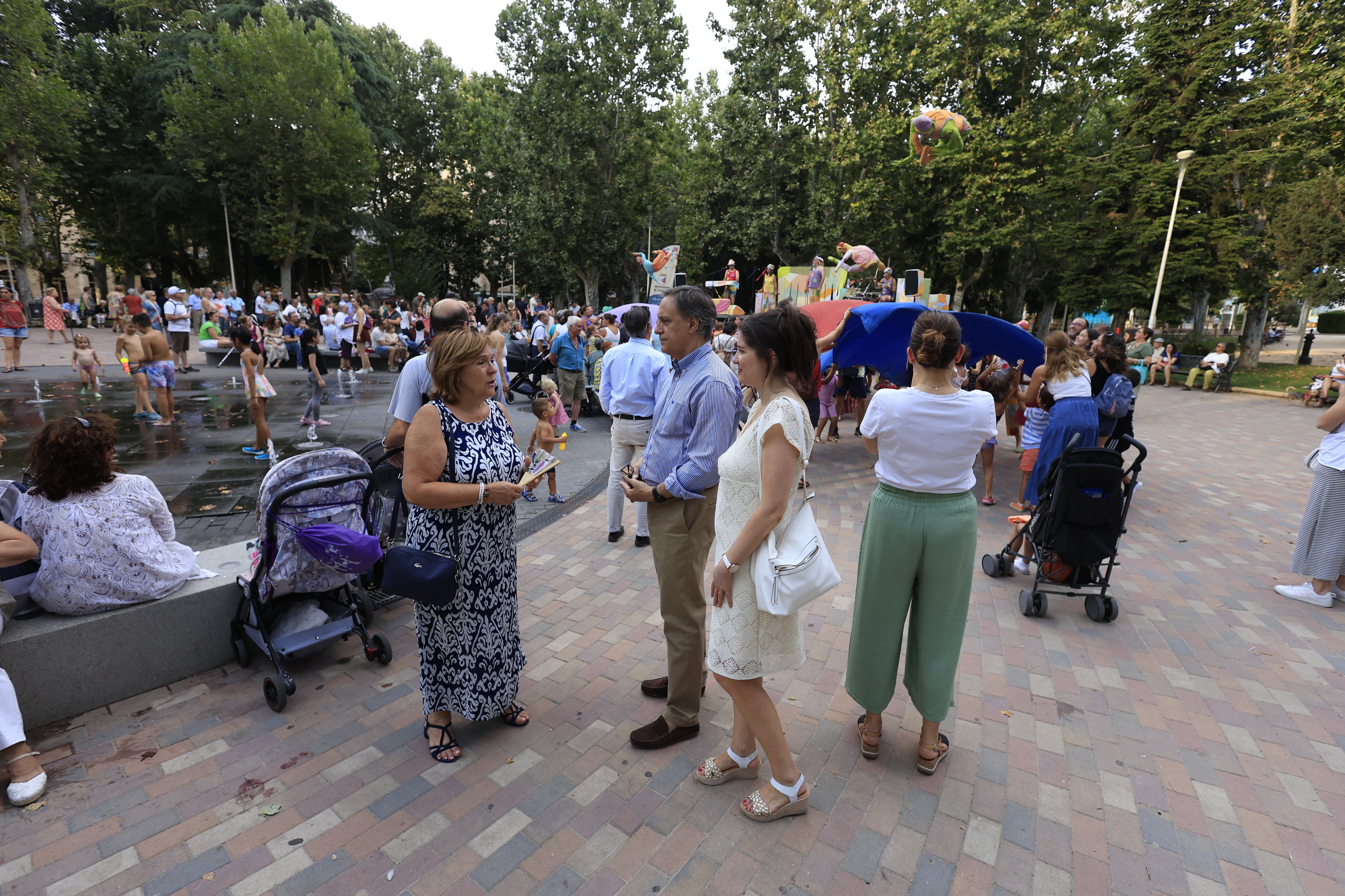 Mayores y pequeños disfrutan en La Alamedilla del Día del Abuelo