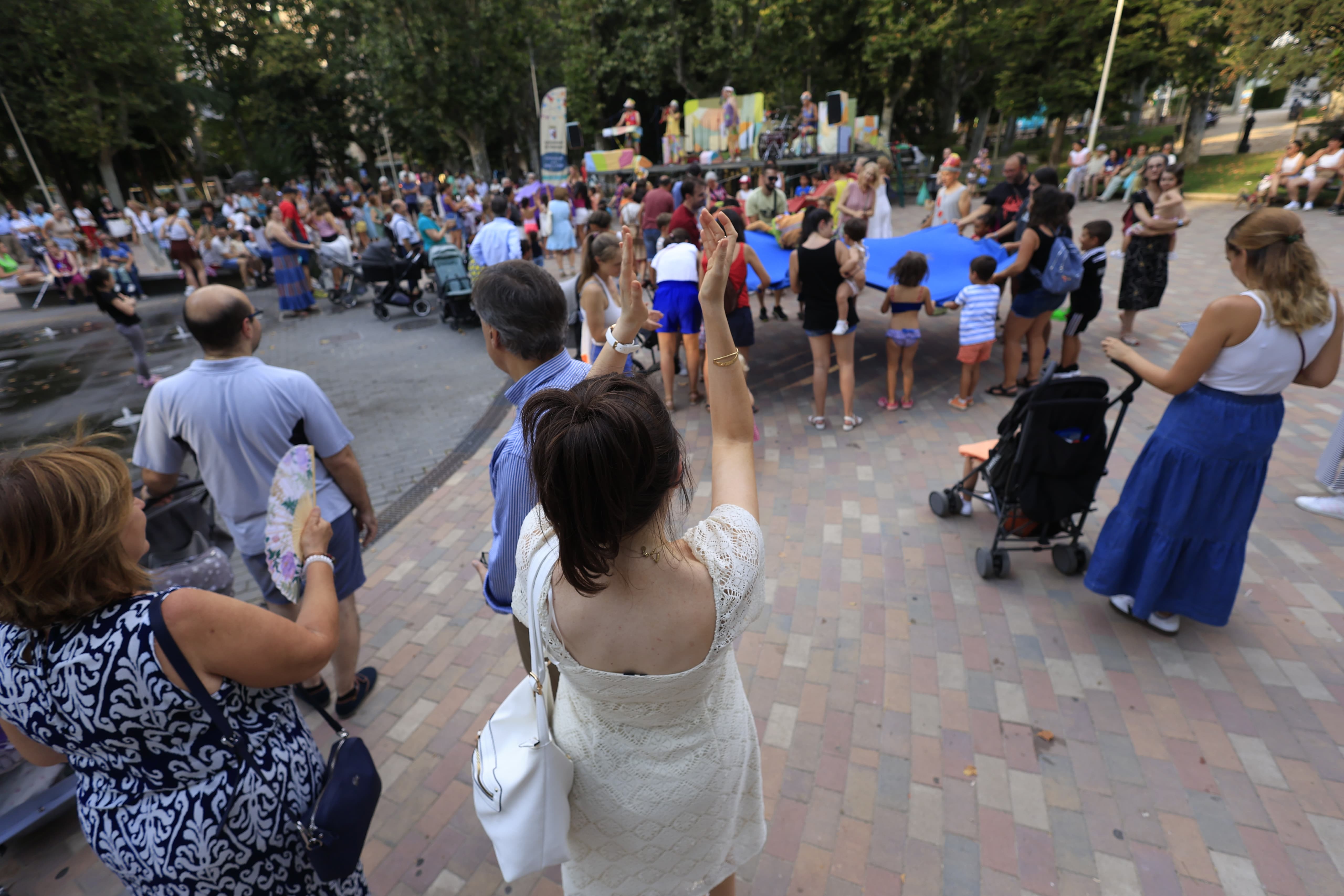 Mayores y pequeños disfrutan en La Alamedilla del Día del Abuelo