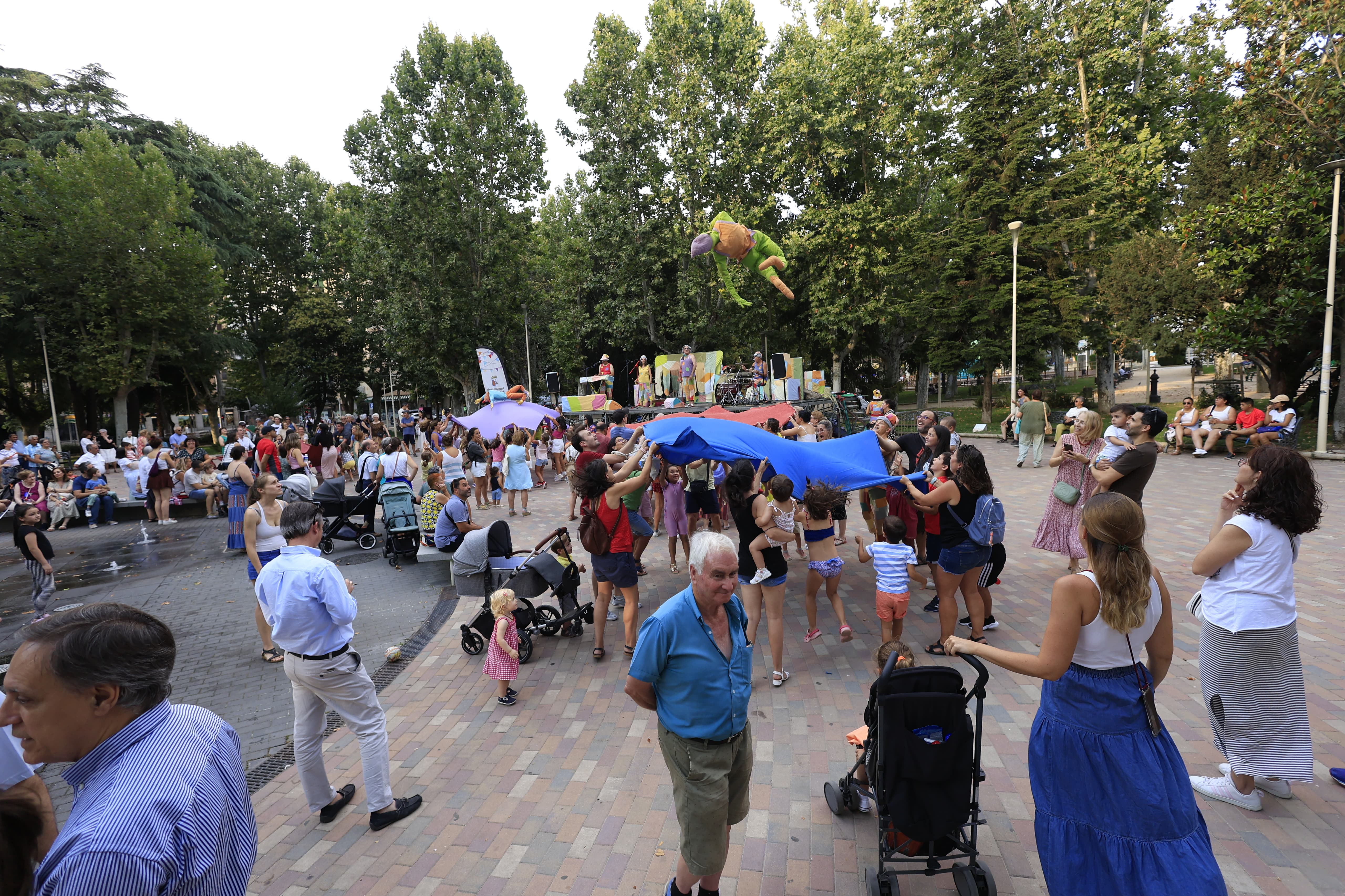 Mayores y pequeños disfrutan en La Alamedilla del Día del Abuelo