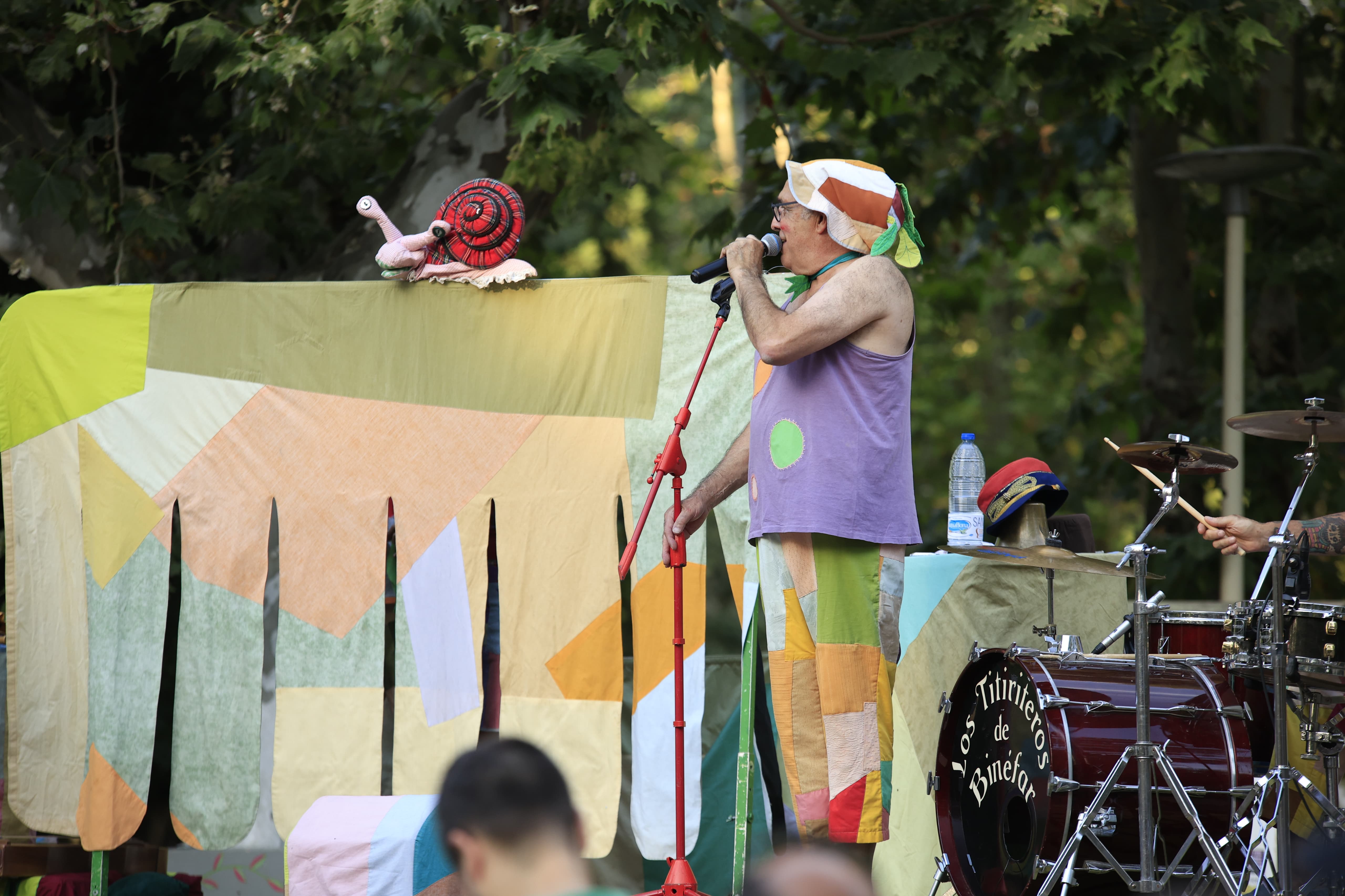 Mayores y pequeños disfrutan en La Alamedilla del Día del Abuelo