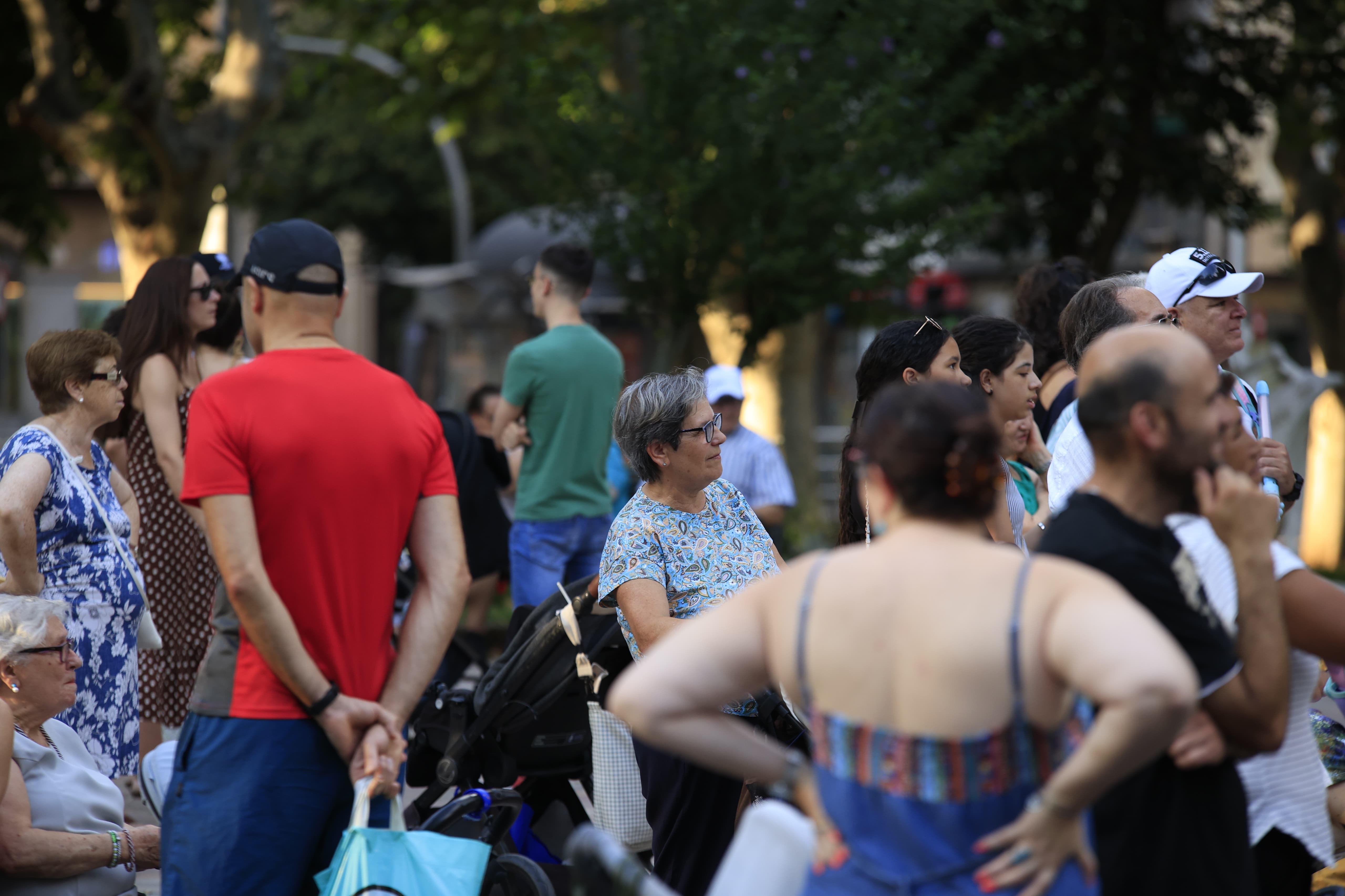 Mayores y pequeños disfrutan en La Alamedilla del Día del Abuelo