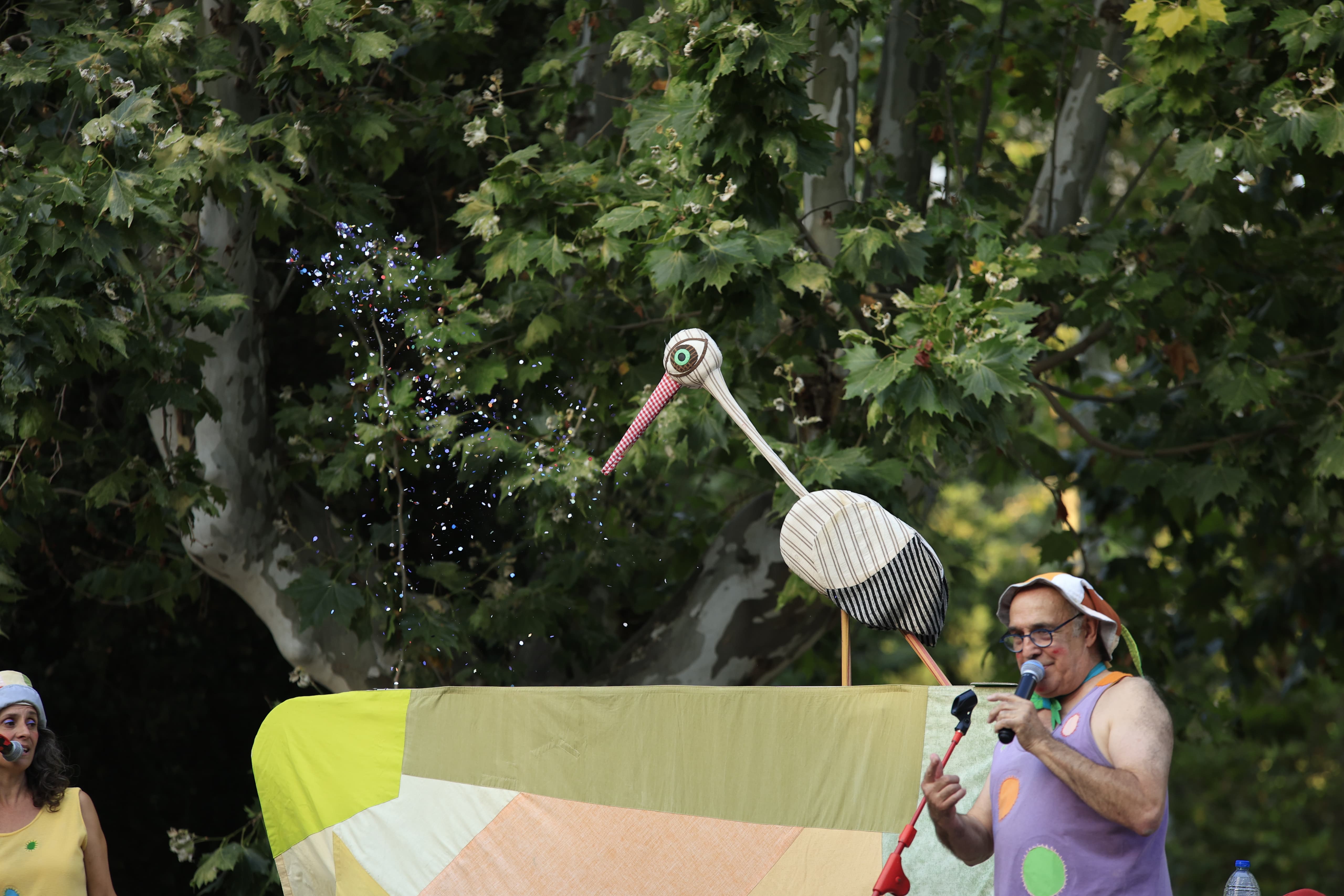 Mayores y pequeños disfrutan en La Alamedilla del Día del Abuelo