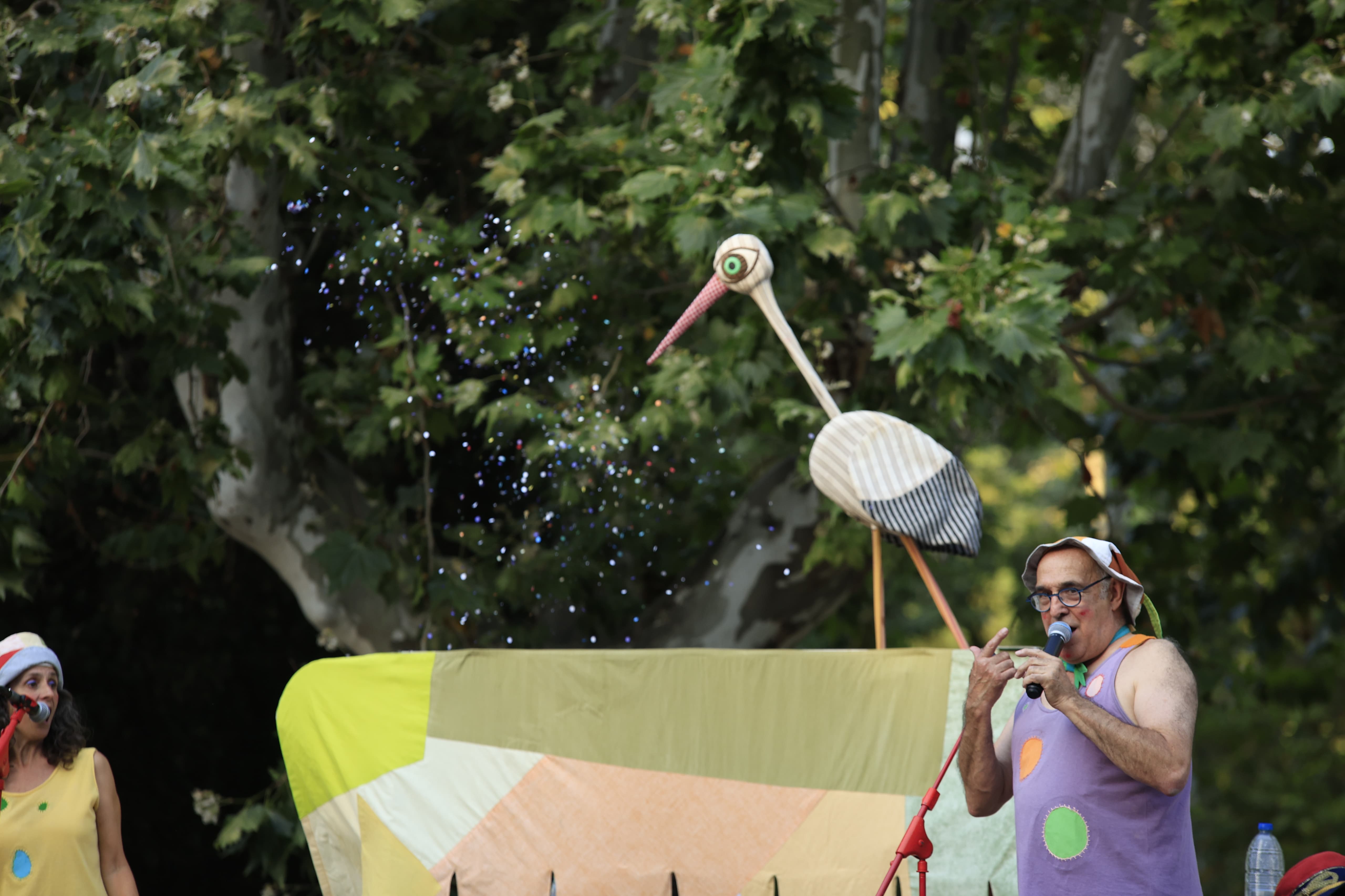 Mayores y pequeños disfrutan en La Alamedilla del Día del Abuelo