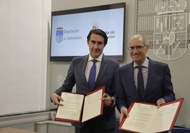 El consejero y el presidente de la Diputación muestran el convenio firmado.