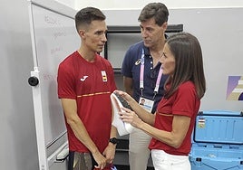 La reina Leitiza junto al atleta salmantino Mario García Romo.