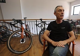 Lale Cubino, durante la entrevista en su tienda.