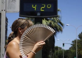 Una mujer se abanica durante una jornada de calor.