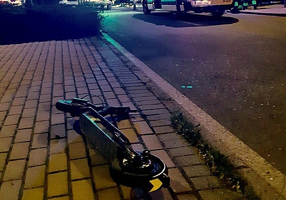 Un patinete en el suelo, en una imagen de archivo.