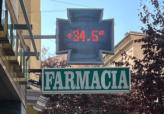 Termómetro de una farmacia en Salamanca este domingo.