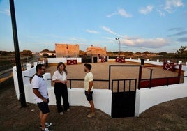El concejal de Obras Óscar Pereira; la alcaldesa, Laura Vicente, y el concejal de Festejos, Alberto Moreno.