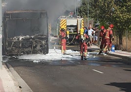 Los bomberos lograron sofocar las llamas con bastante diligencia.